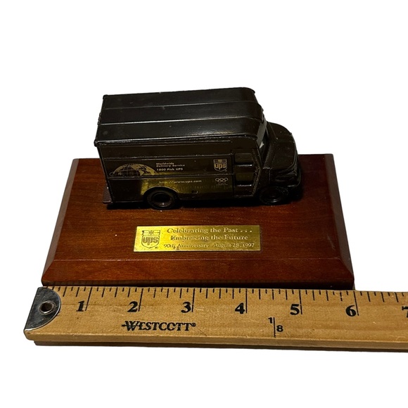 UPS Truck Desk Model on Stand w/Plaque 90th Anniversary 1997 - Picture 11 of 11